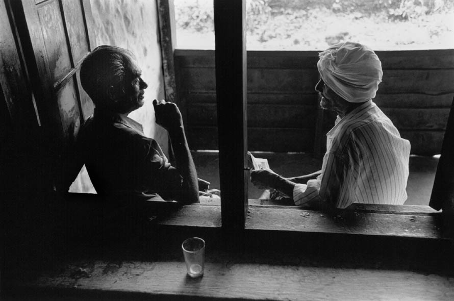  Au tea stall � Pierre GRARD - Mars 2002 